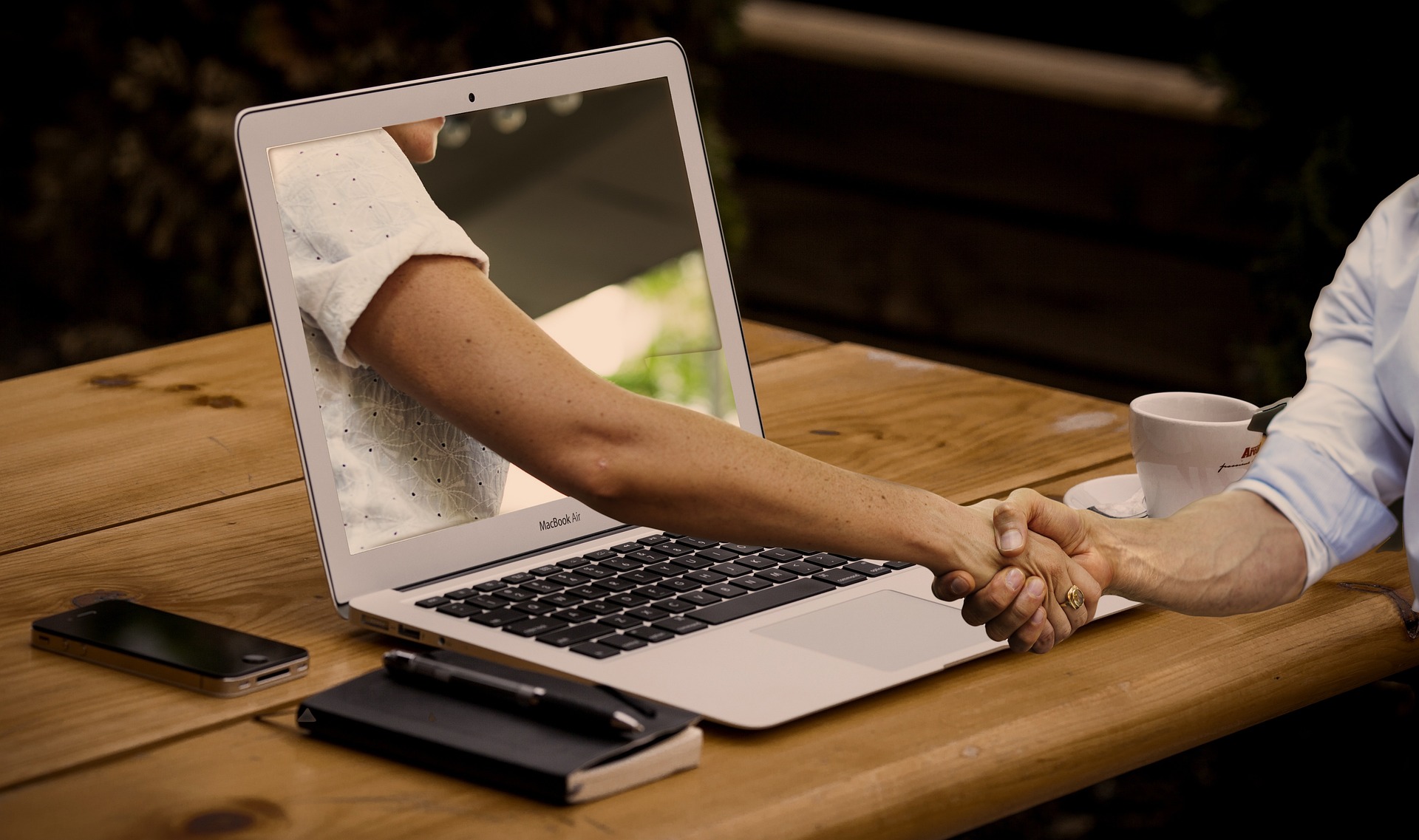 "Как да продавам, без да се натрапвам?" – Вечният страх на хората с мисия virtual coworkers 3382503 1920